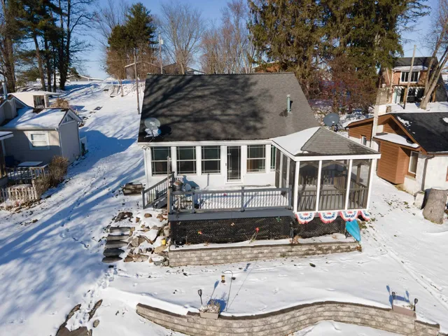 $325,000 | 8917 East Circle Drive North, Syracuse, IN 46567