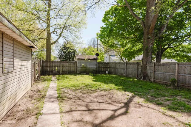 $200,000 | 116 West 8th Street, Matthews, IN 46957