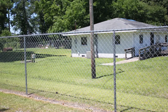 a view of a backyard