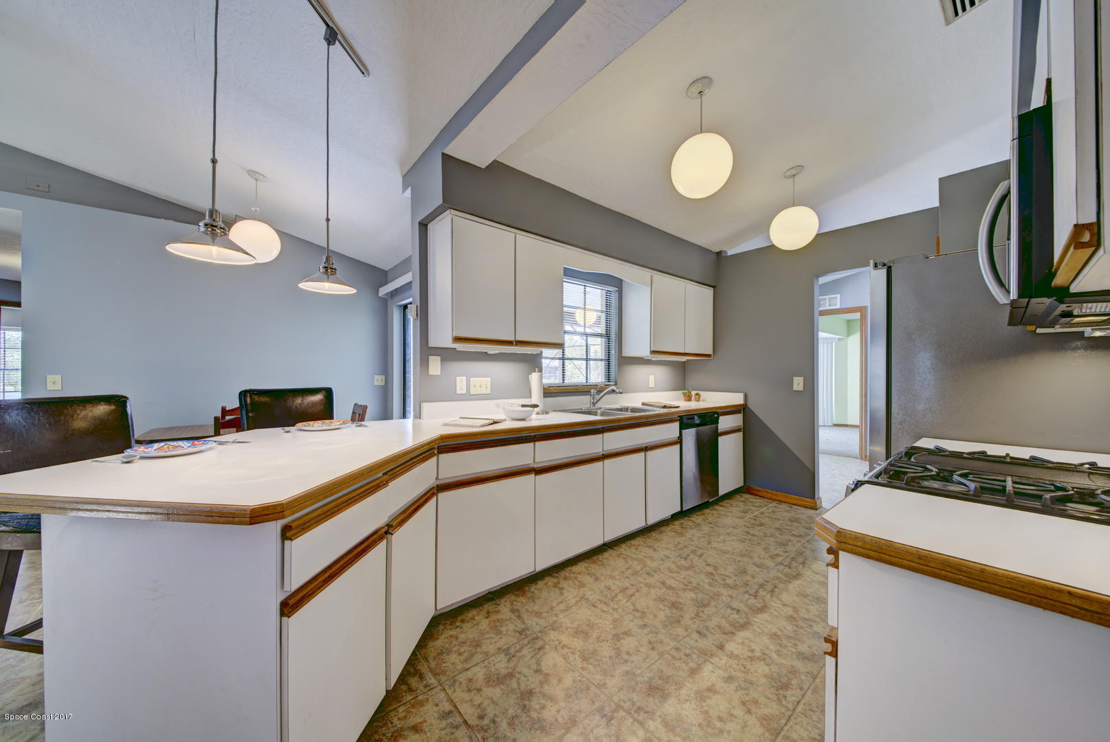 133 Oak Lake Road Melbourne, FL 32901 - Photo 11 of 45 Kitchen with Breakfast Bar