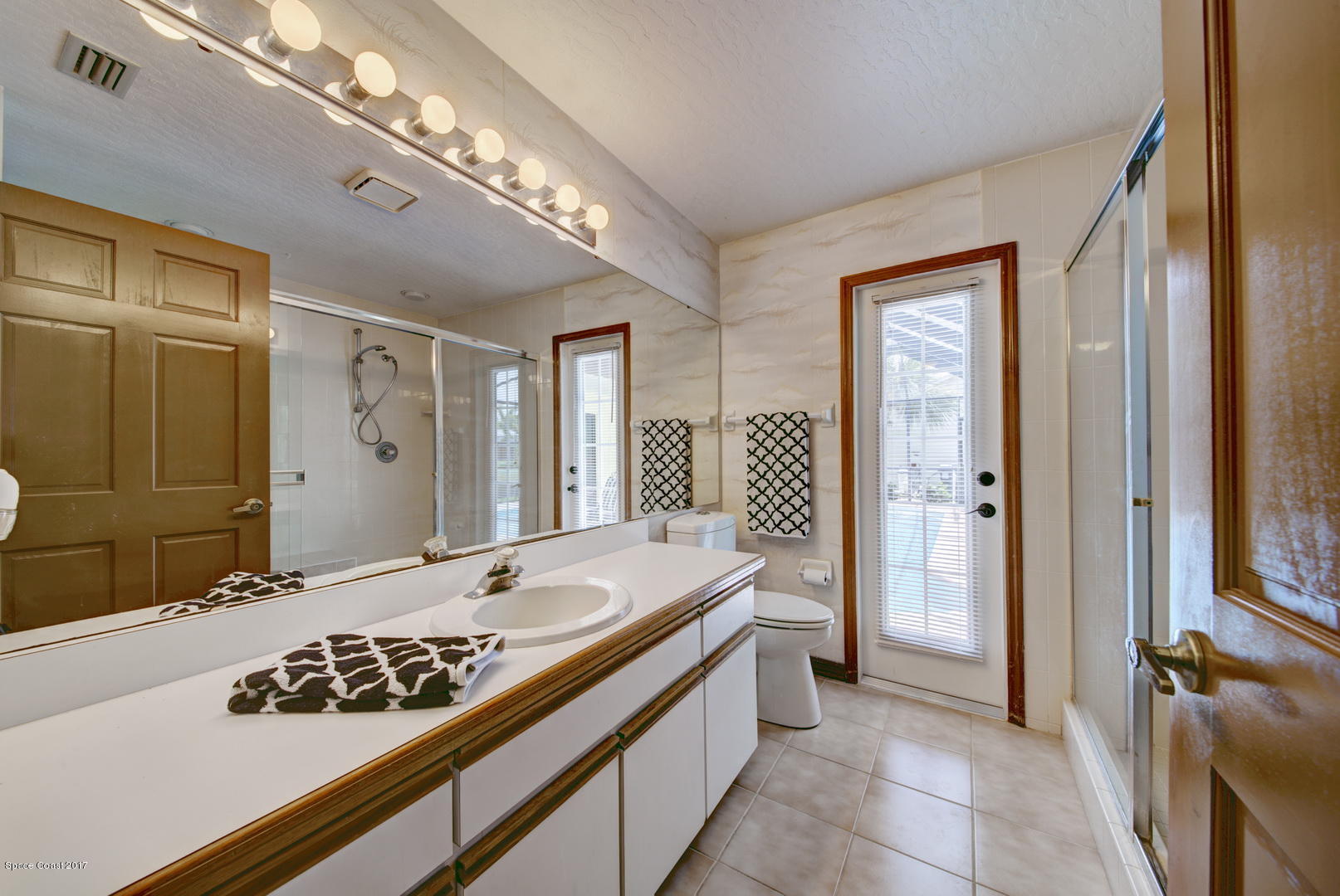 133 Oak Lake Road Melbourne, FL 32901 - Photo 28 of 45 Bathroom 2 access to Pool