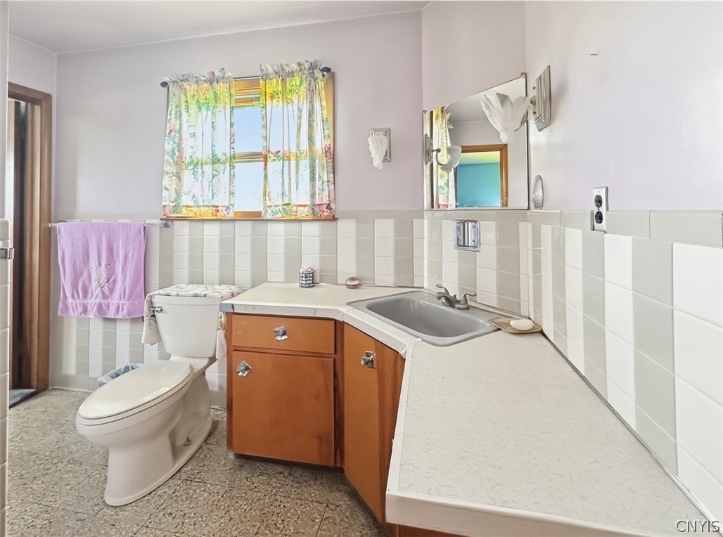 4095 Bleeker Road Vernon, NY 13477 - Photo 16 of 46 Bathroom - as is