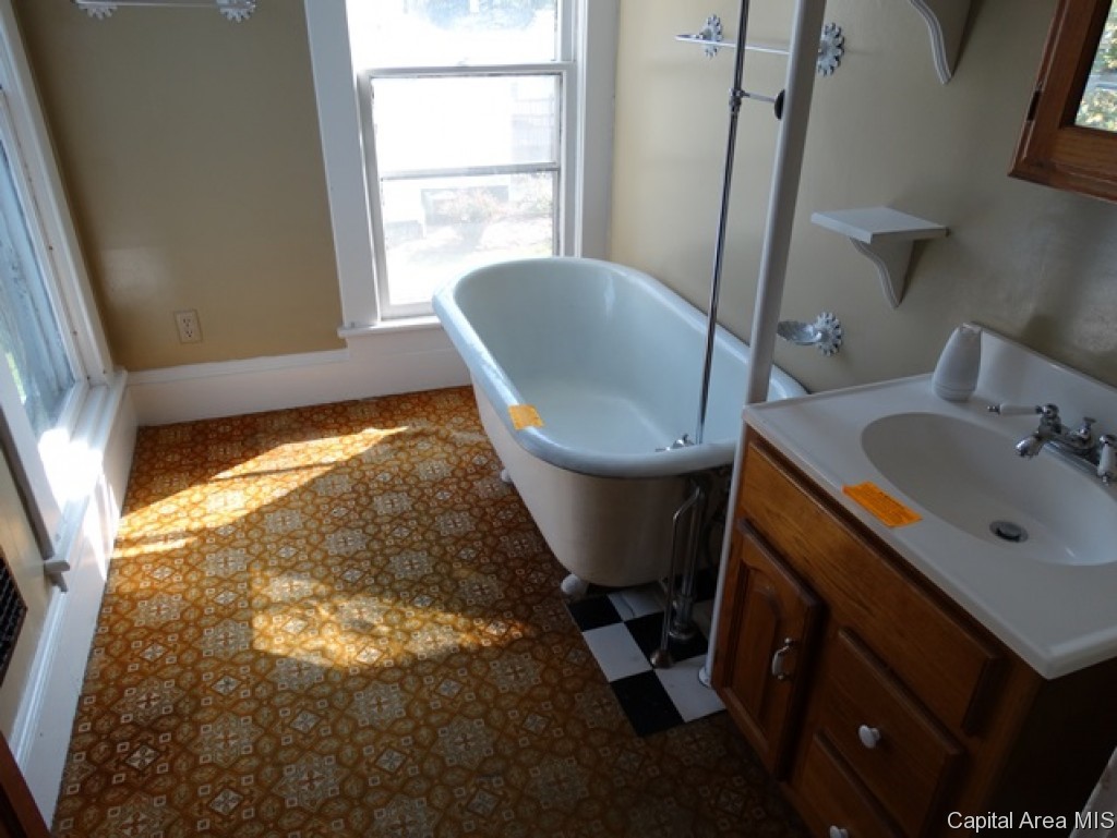 859 Edgehill Road Jacksonville, IL 62650 - Photo 8 of 12 Gallery Image 8