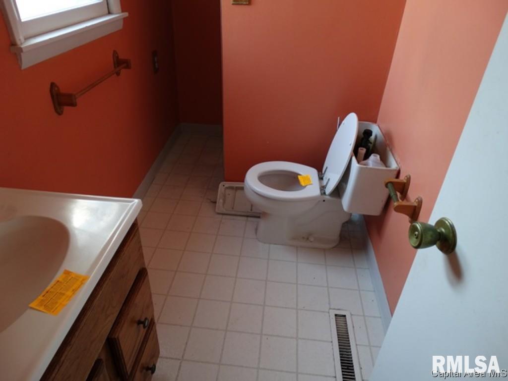 859 Edgehill Road Jacksonville, IL 62650 - Photo 10 of 12 Gallery Image 10