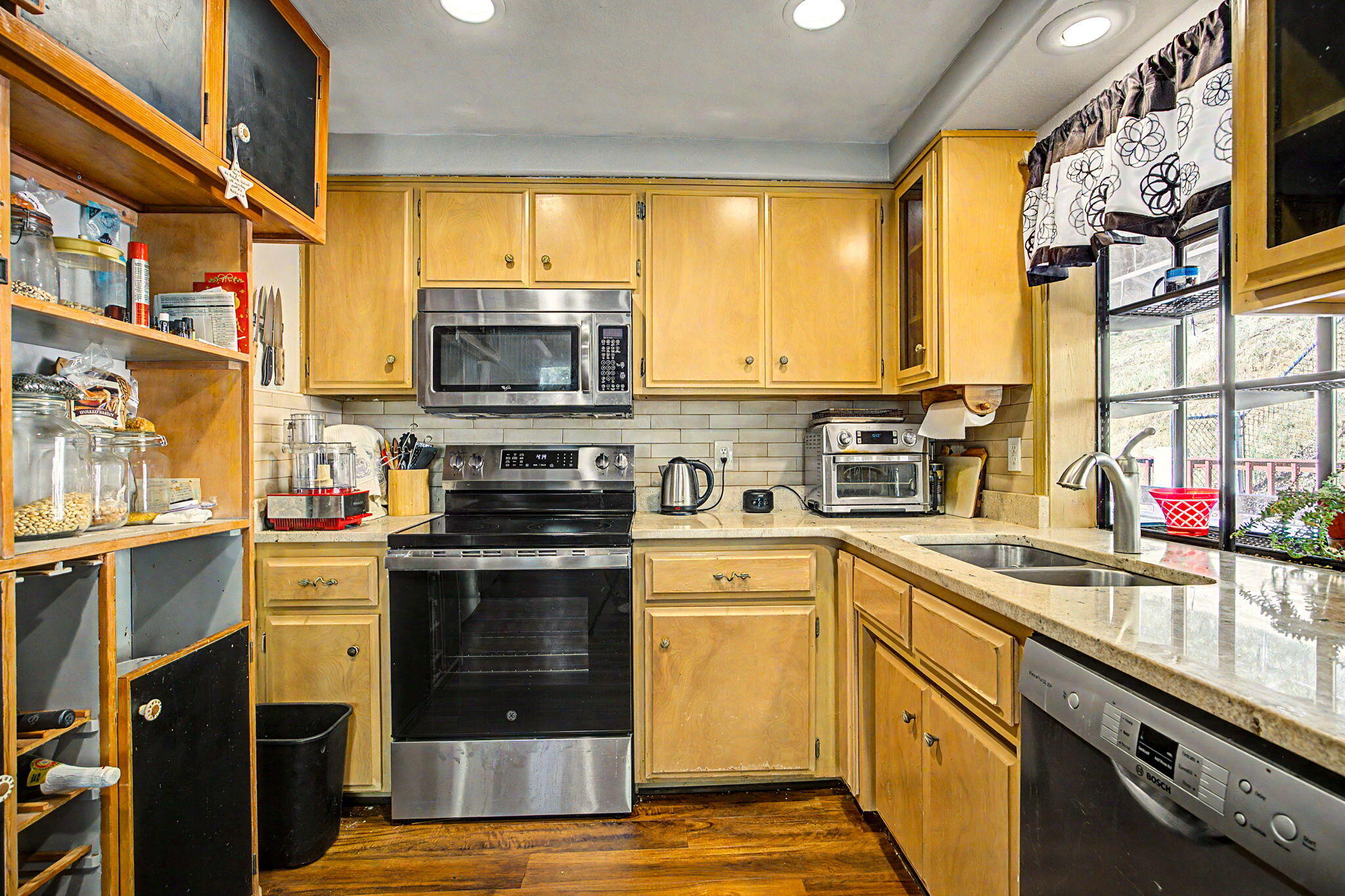 5366 Pioneer Road Medford, OR 97501 - Photo 6 of 36 Main House Updated Kitchen