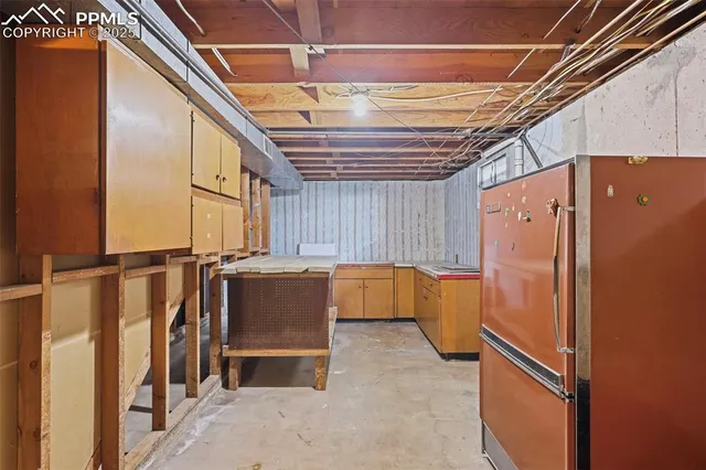 a view of entryway with window