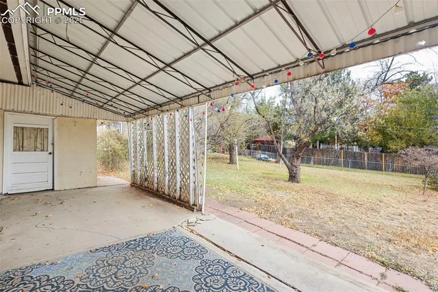 a view of a backyard