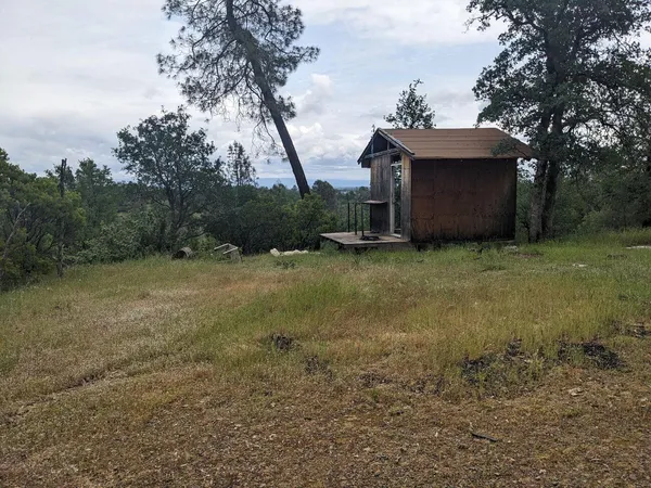a view of a barn in the middle of a yard