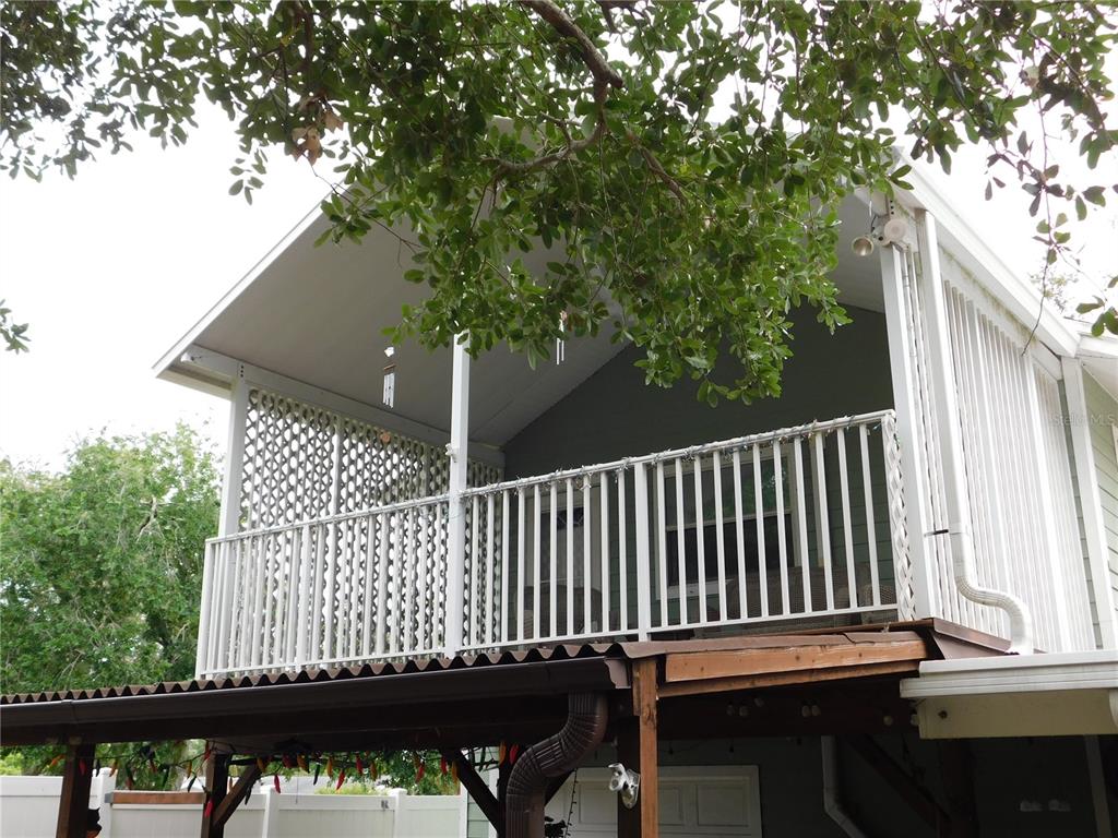 888 Forest Glen Road Clearwater, FL 33765 - Photo 43 of 61 a view of a balcony with wooden fence and trees