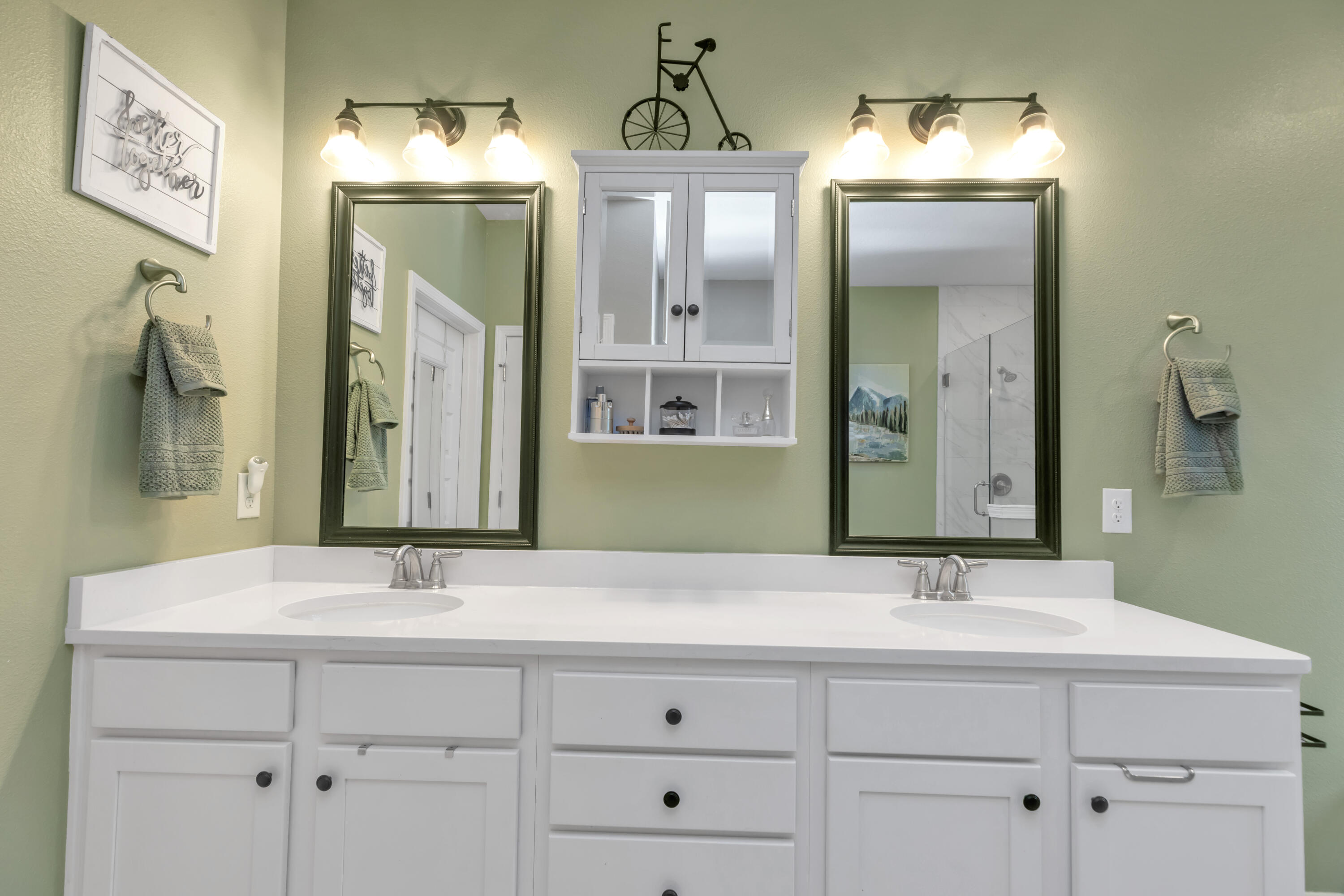 18 Hammock Circle Freeport, FL 32439 - Photo 25 of 50 a bathroom with double vanity sinks and a mirror
