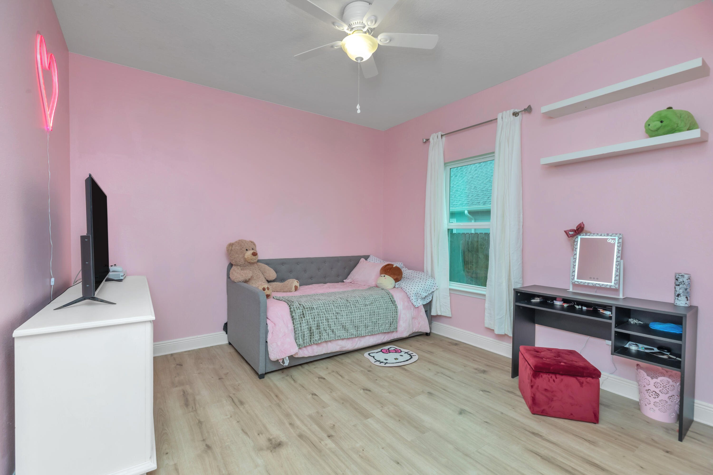18 Hammock Circle Freeport, FL 32439 - Photo 31 of 50 a living room with furniture and flat screen tv
