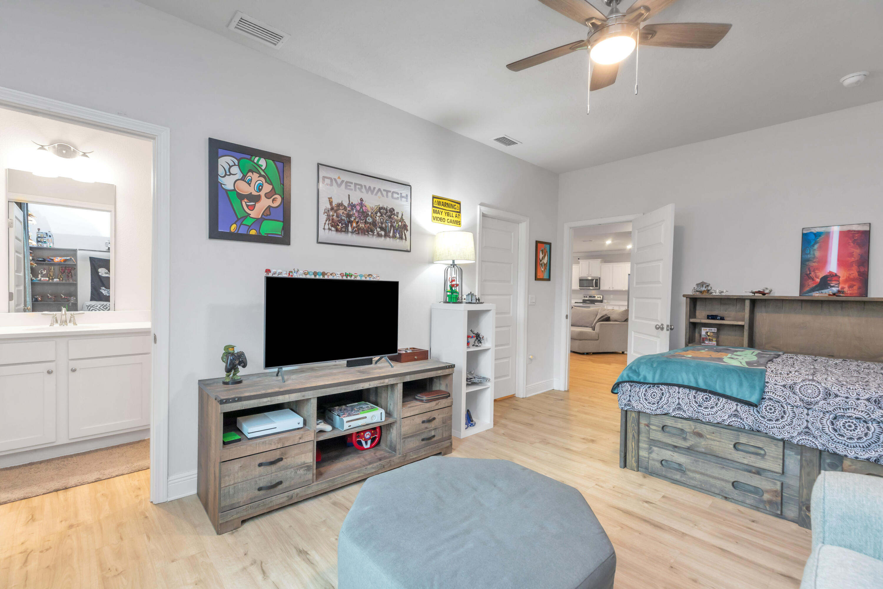 18 Hammock Circle Freeport, FL 32439 - Photo 37 of 50 a living room with furniture and a flat screen tv