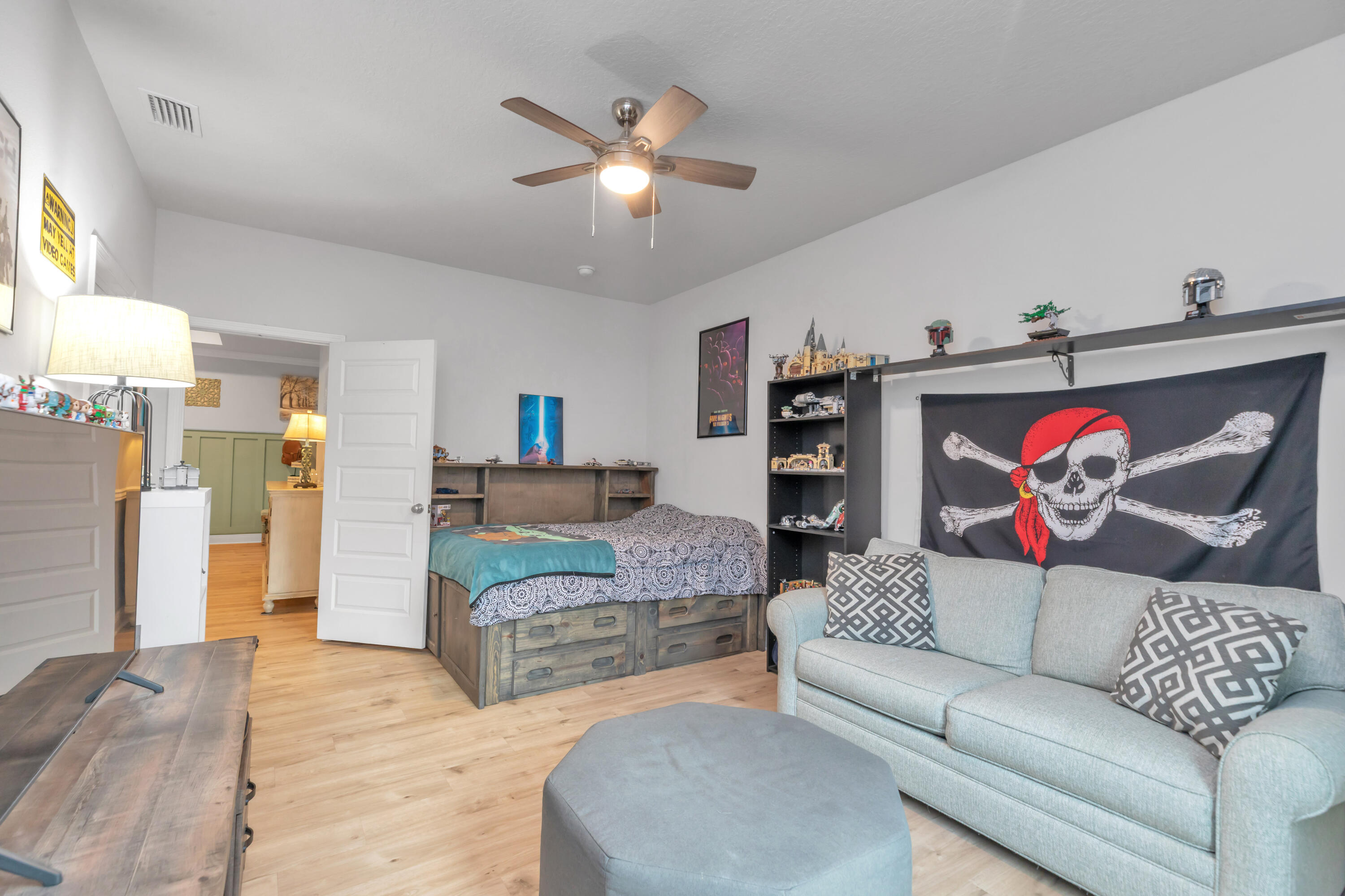 18 Hammock Circle Freeport, FL 32439 - Photo 38 of 50 a living room with furniture and a couch