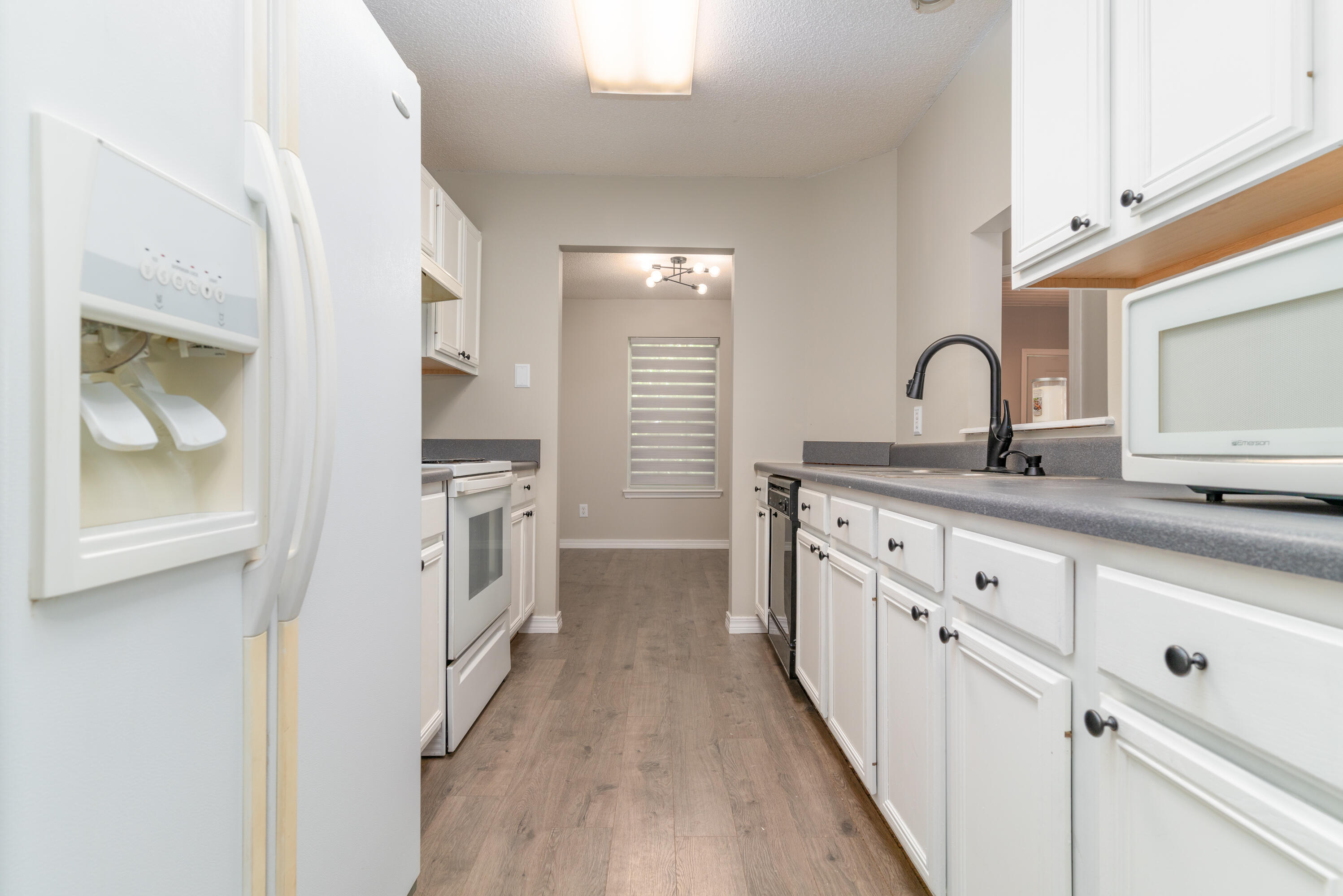 1530 Heritage Road Fort Walton Beach, FL 32547 - Photo 21 of 37 a kitchen with granite countertop white cabinets and white appliances