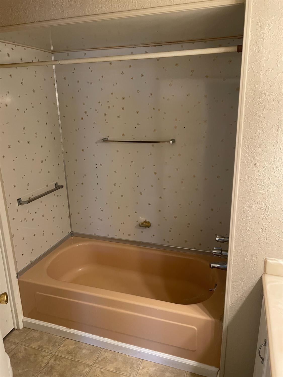 5835 Cherokee Road, Unit 61 Stockton, CA 95215 - Photo 4 of 10 a bathroom with a bath tub