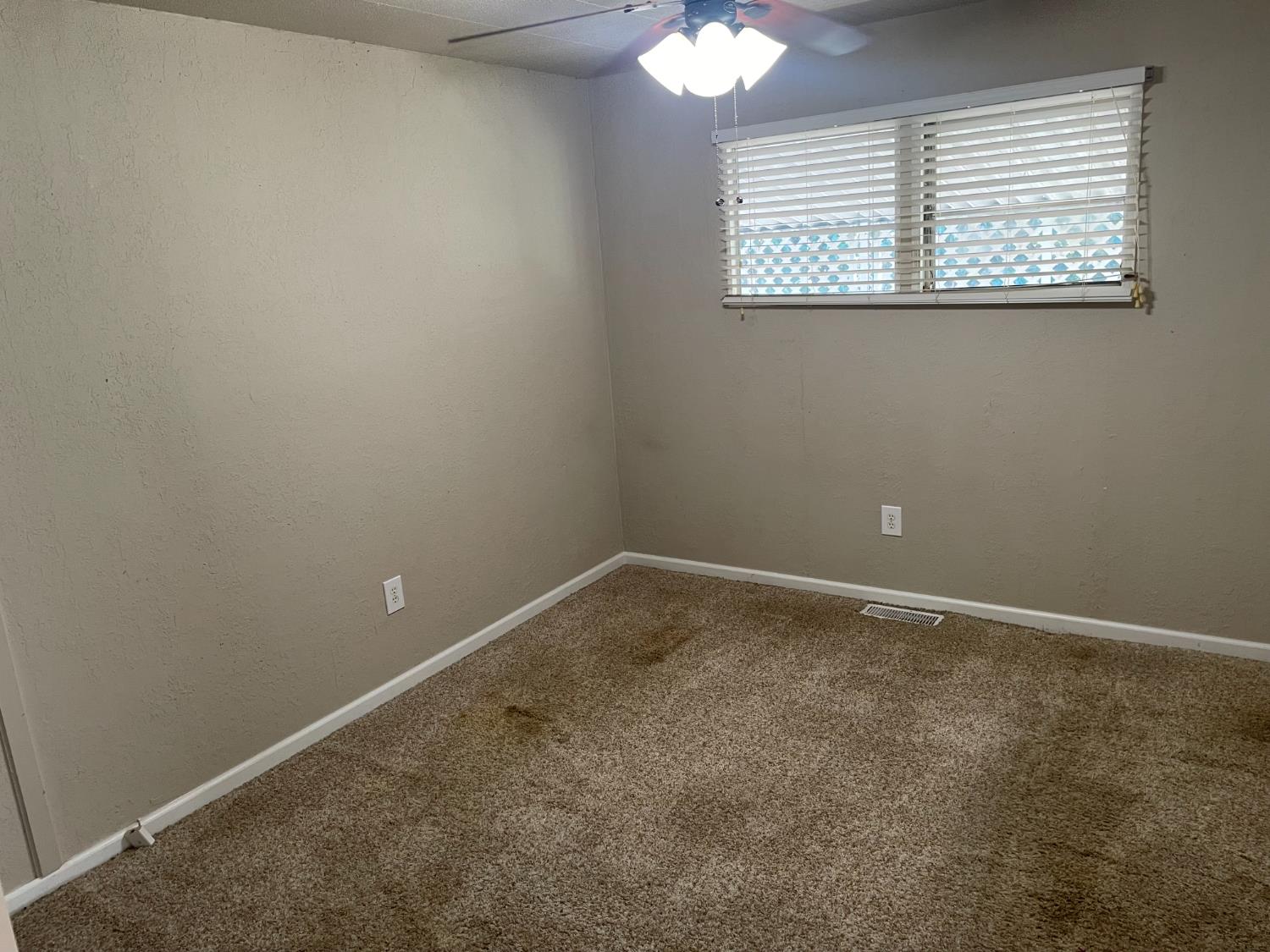 5835 Cherokee Road, Unit 61 Stockton, CA 95215 - Photo 5 of 10 an empty room with a window