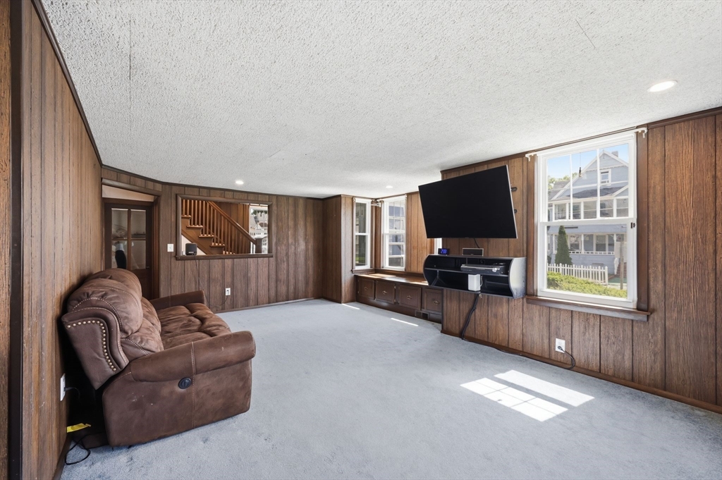 585 Armory Street Springfield, MA 01104 - Photo 9 of 40