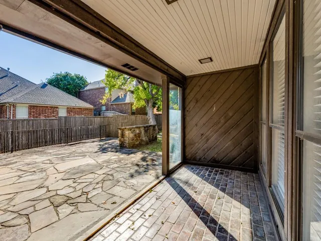 a view of a backyard