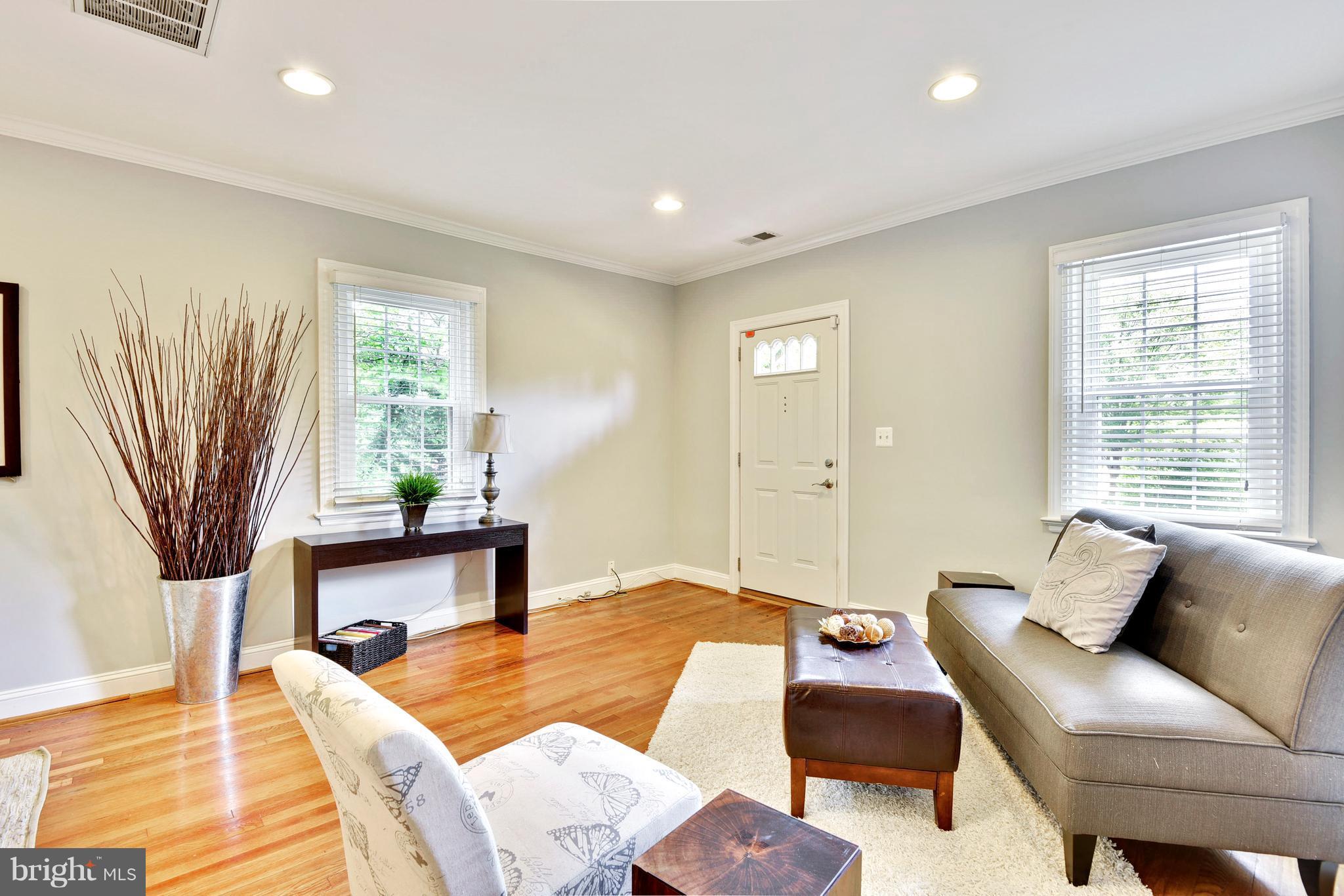 513 Schuyler Road Silver Spring, MD 20910 - Photo 4 of 29 Living Room