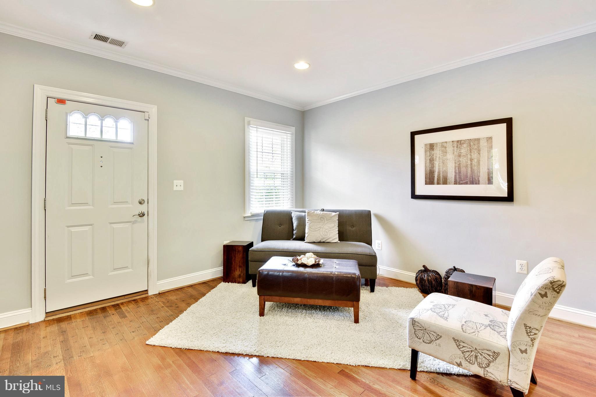 513 Schuyler Road Silver Spring, MD 20910 - Photo 5 of 29 Living Room