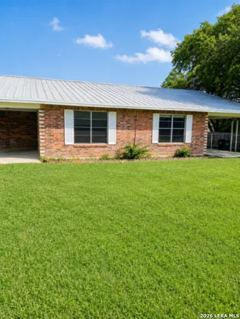 $1,200 | 208 Forrest Road, Unit B, La Vernia, TX 78121