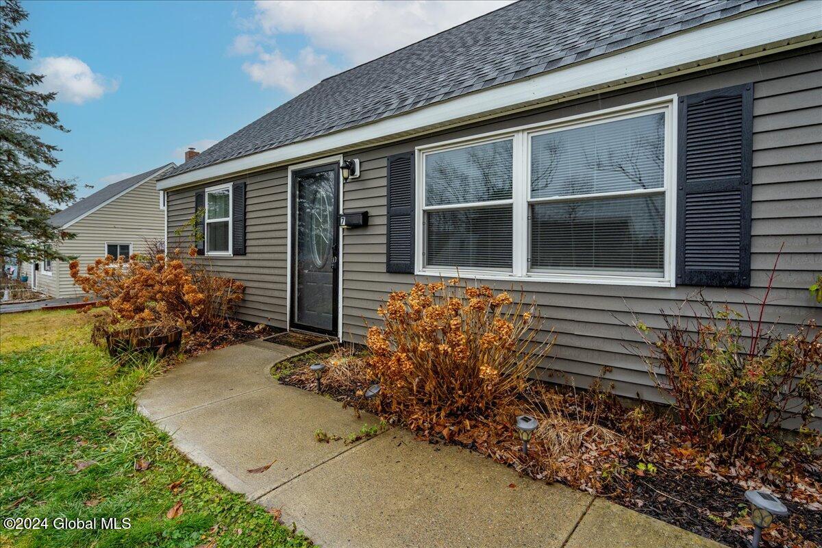 7 Audrey Road Colonie, NY 12110 - Photo 4 of 31 04-7 AUDREY-25