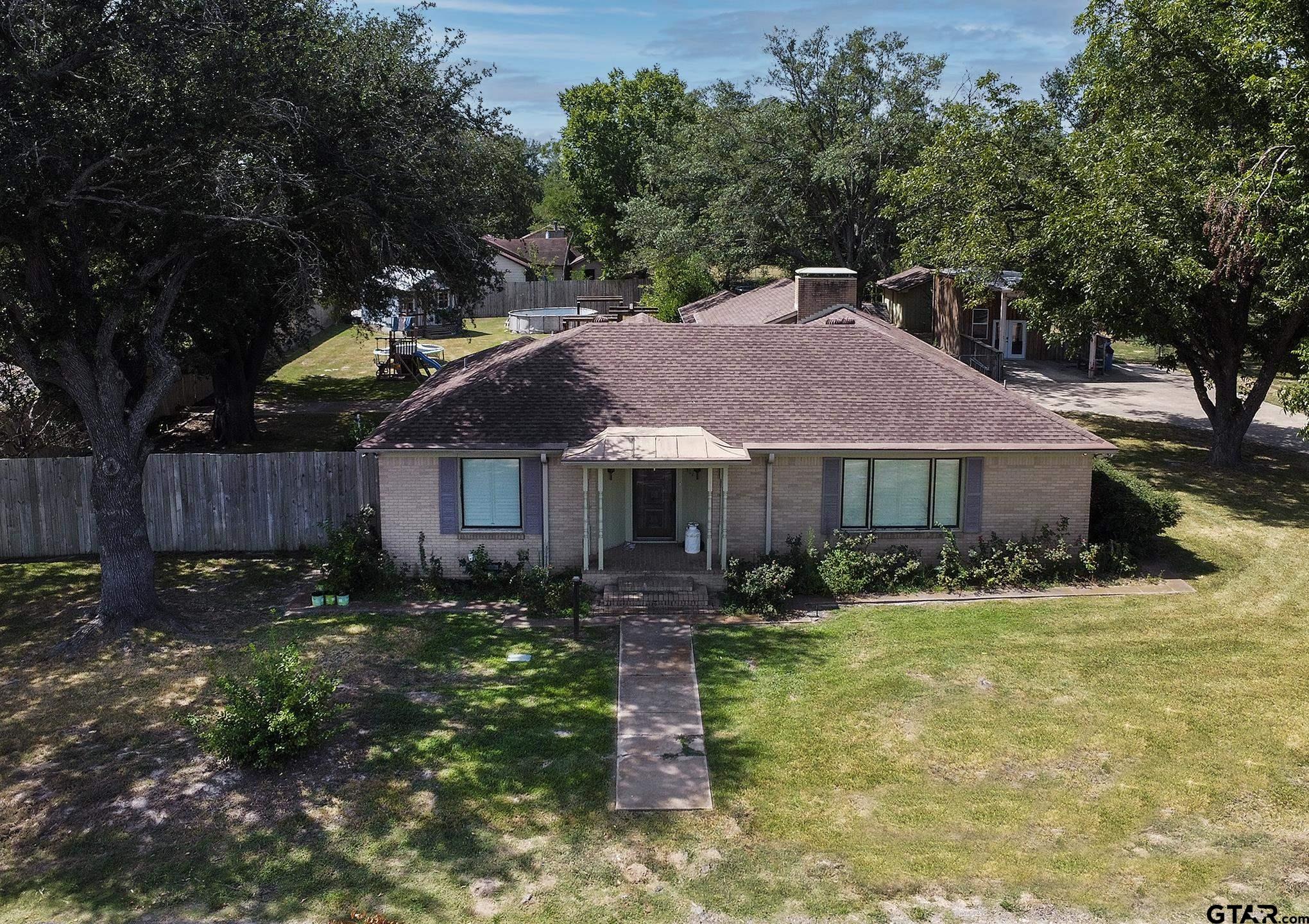 502 West Hubbard Street Lindale, TX 75771 - Photo 4 of 48 a front view of a house with garden