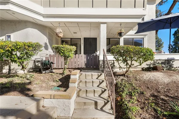 a view of entryway of a house