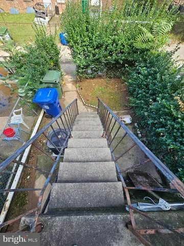 a view of entryway with outdoor area