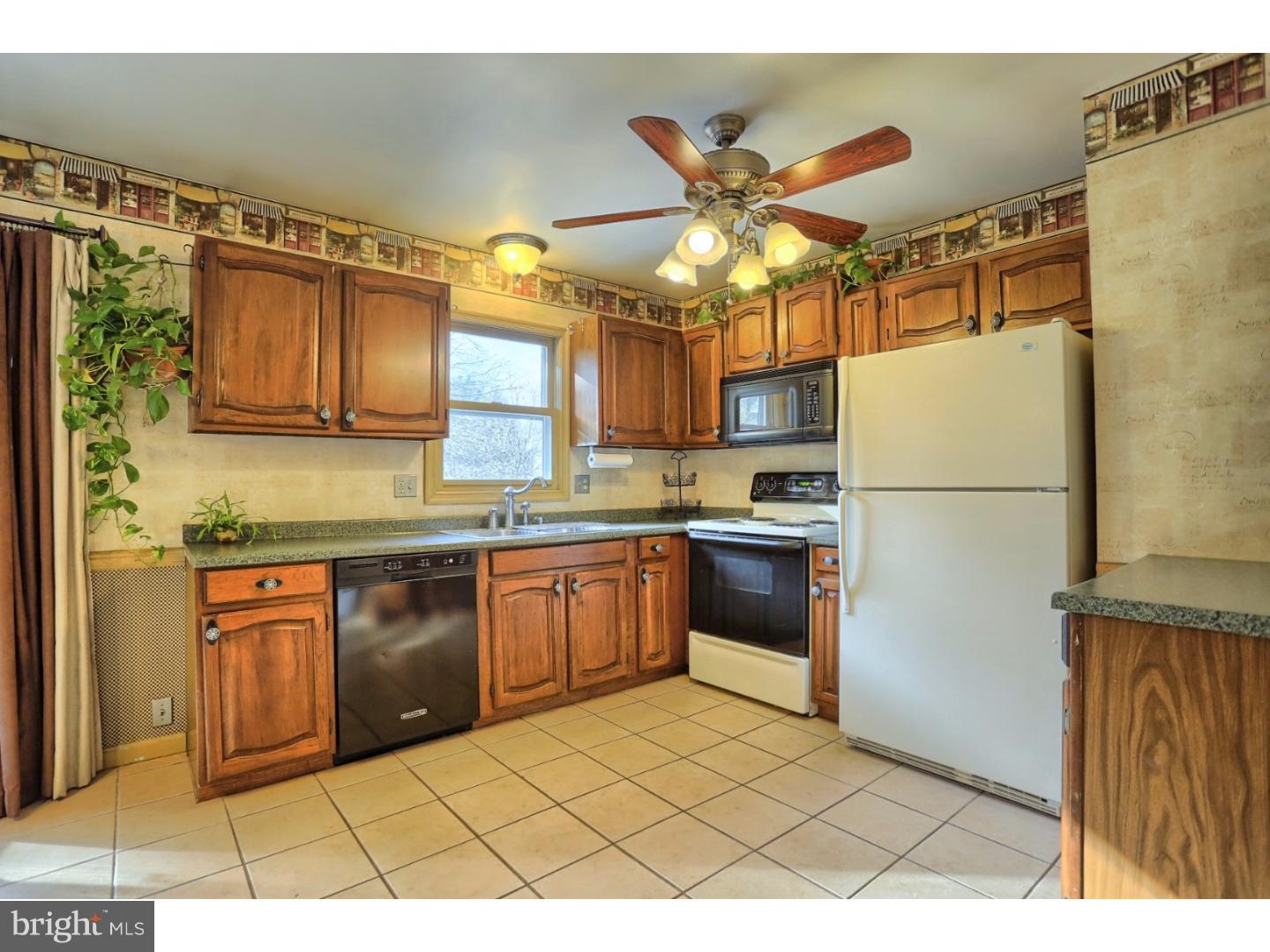 20 Moore Road Mohnton, PA 19540 - Photo 5 of 23 Kitchen