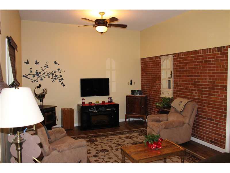 7 Robinhood Road Green Tree, PA 15220 - Photo 4 of 12 Living Room.