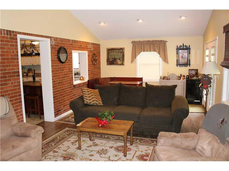 7 Robinhood Road Green Tree, PA 15220 - Photo 5 of 12 Living Room.