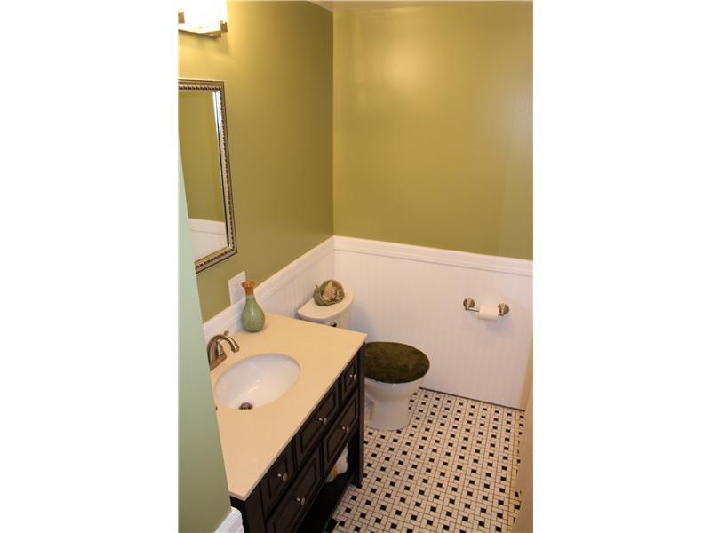 7 Robinhood Road Green Tree, PA 15220 - Photo 6 of 12 Full Bath.