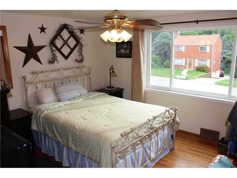 7 Robinhood Road Green Tree, PA 15220 - Photo 7 of 12 Master Bedroom.