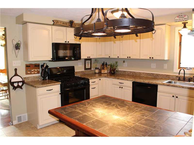 7 Robinhood Road Green Tree, PA 15220 - Photo 10 of 12 Kitchen.