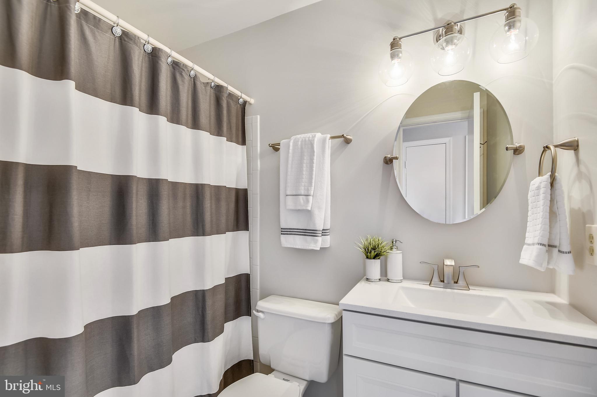 11942 Sentinel Point Court Reston, VA 20191 - Photo 22 of 42 Upper Level Hall Bath