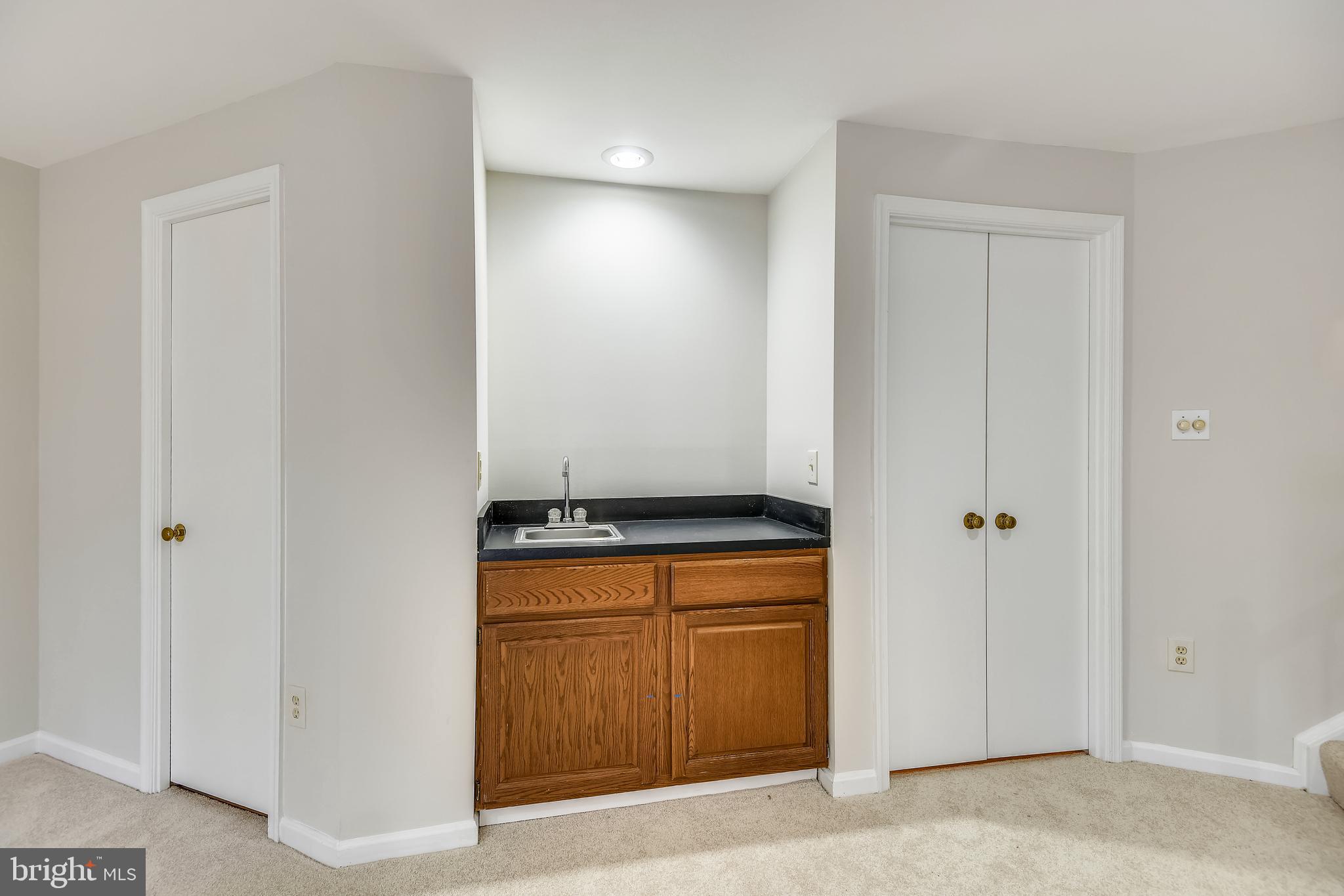 11942 Sentinel Point Court Reston, VA 20191 - Photo 27 of 42 Wet Bar