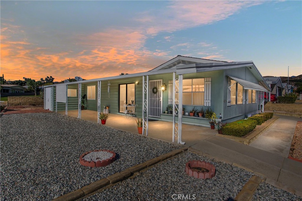 a view of a house with backyard and porch