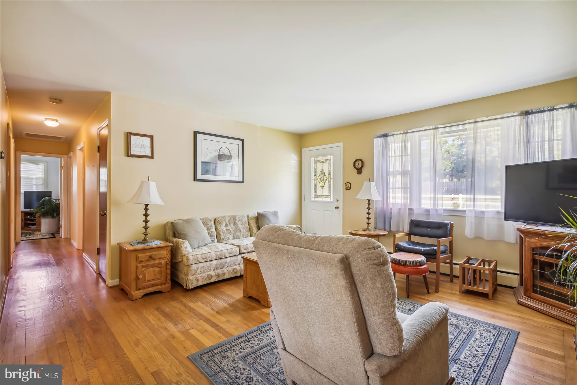 5001 Pole Road Alexandria, VA 22309 - Photo 2 of 37 Enter into the living room