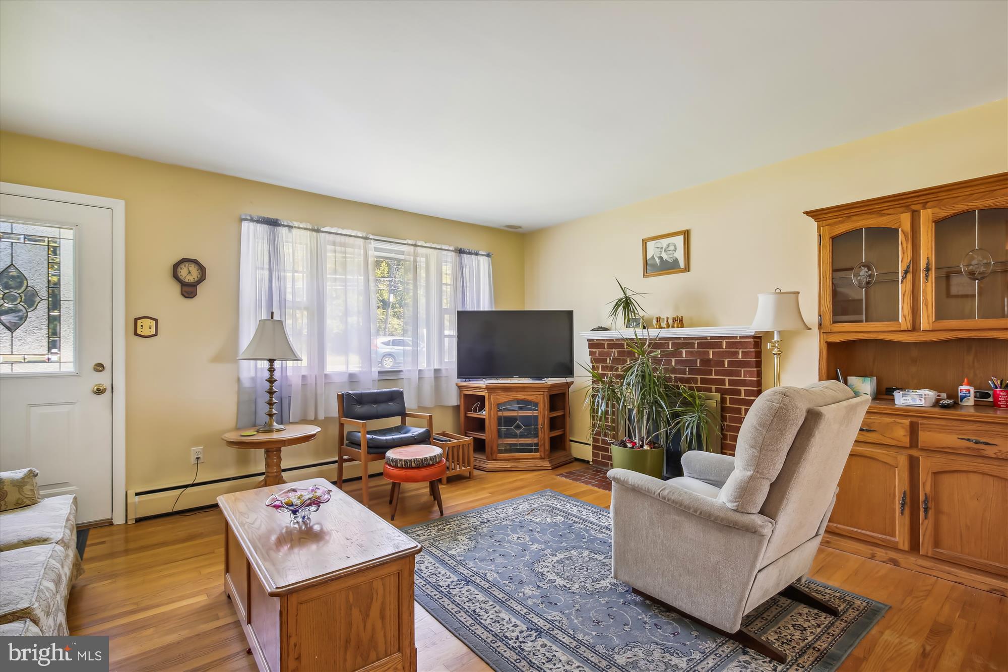 5001 Pole Road Alexandria, VA 22309 - Photo 3 of 37 Living room with hardwood floors
