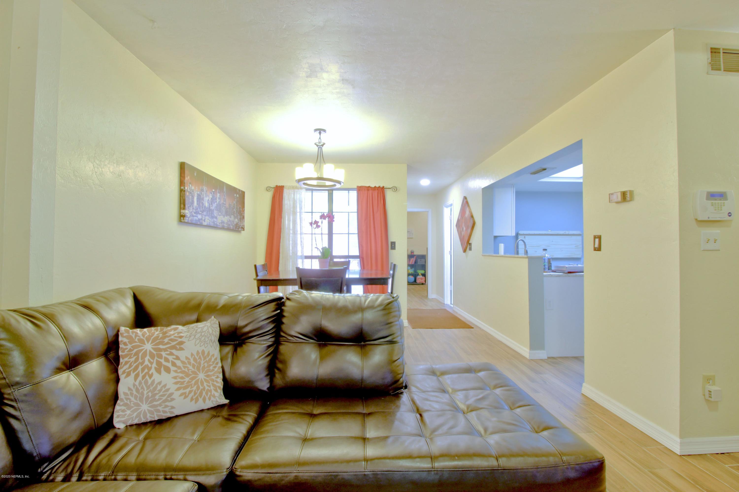 910 Southwest 57 Terrace Gainesville, FL 32607 - Photo 16 of 18 a living room with furniture and a couch