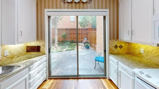 $2,549 | 5734 Remington Park Square, Dallas, TX 75252