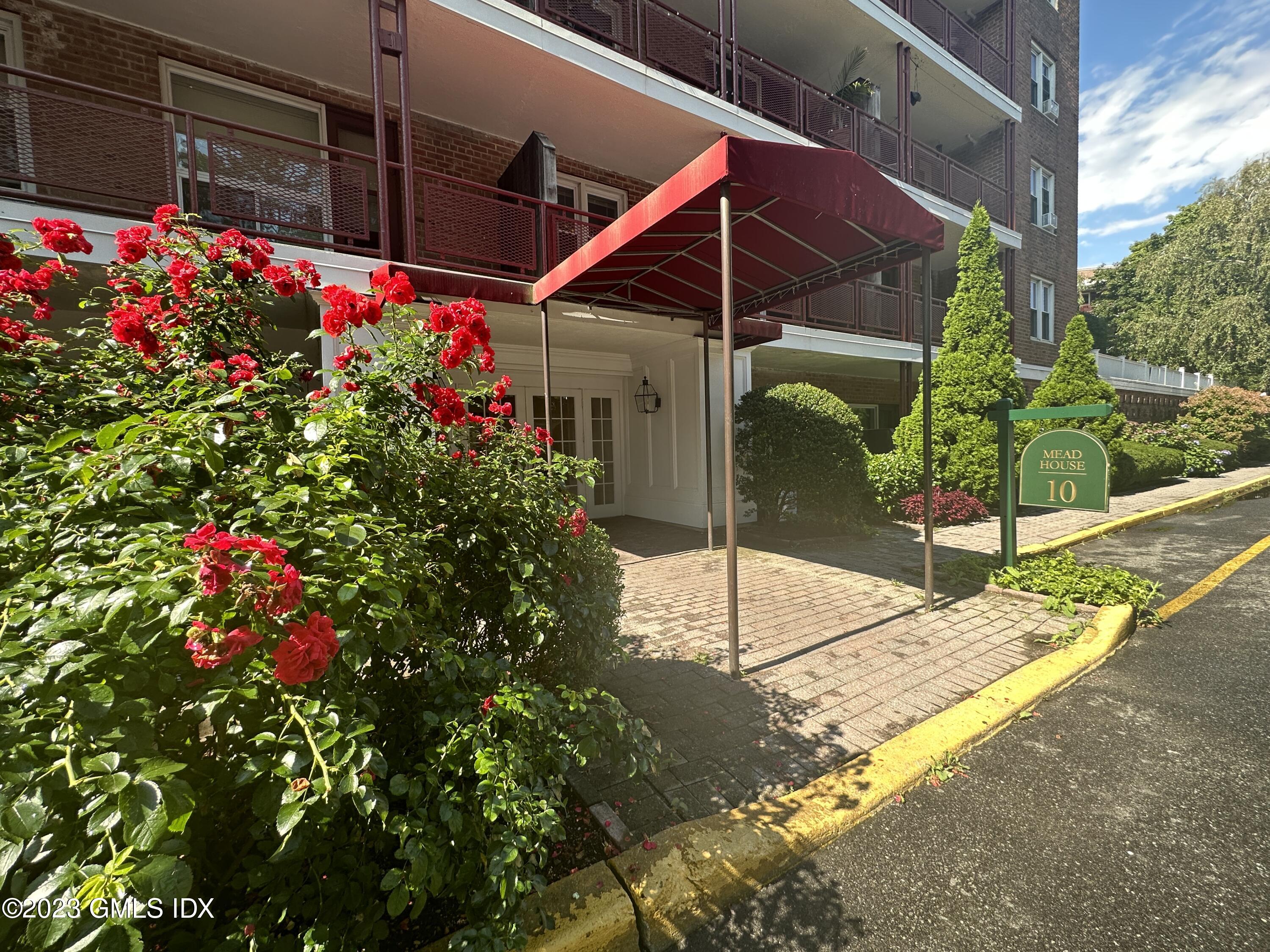 10 Brookside Drive, Unit 1G Greenwich, CT 06830 - Photo 10 of 17 a view of a flower in a garden