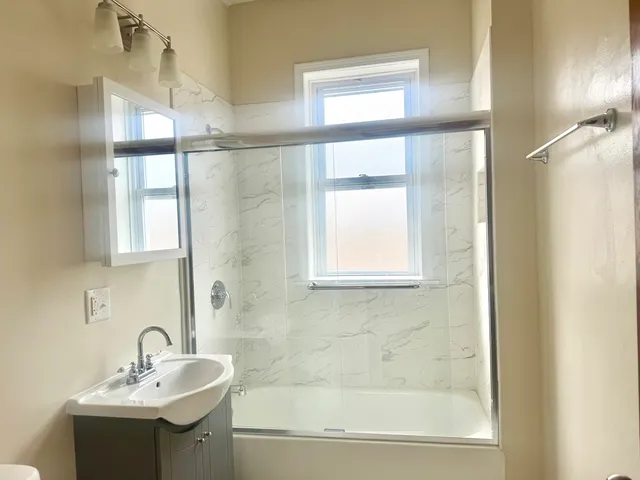 $1,800 | 2158 North Hamlin Avenue, Unit 2F, Chicago, IL 60647