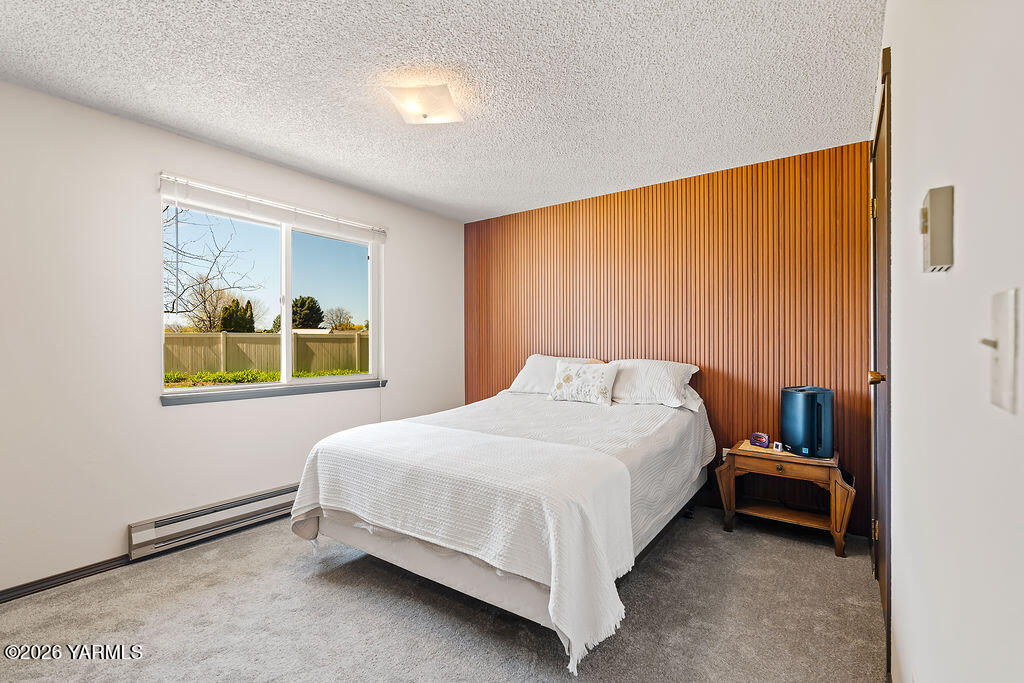 3003 South 79th Avenue Yakima, WA 98903 - Photo 20 of 32 a bedroom with a bed and painting on the wall