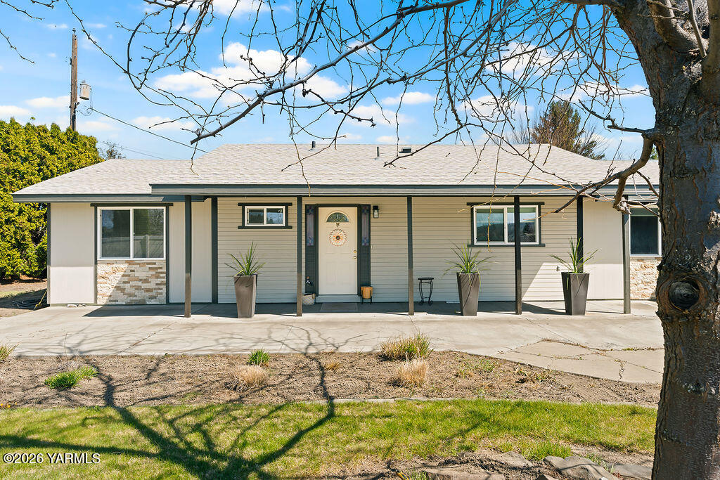 3003 South 79th Avenue Yakima, WA 98903 - Photo 2 of 32 a view of a white house with a large tree