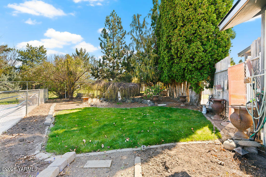 3003 South 79th Avenue Yakima, WA 98903 - Photo 26 of 32 a view of backyard with swimming pool