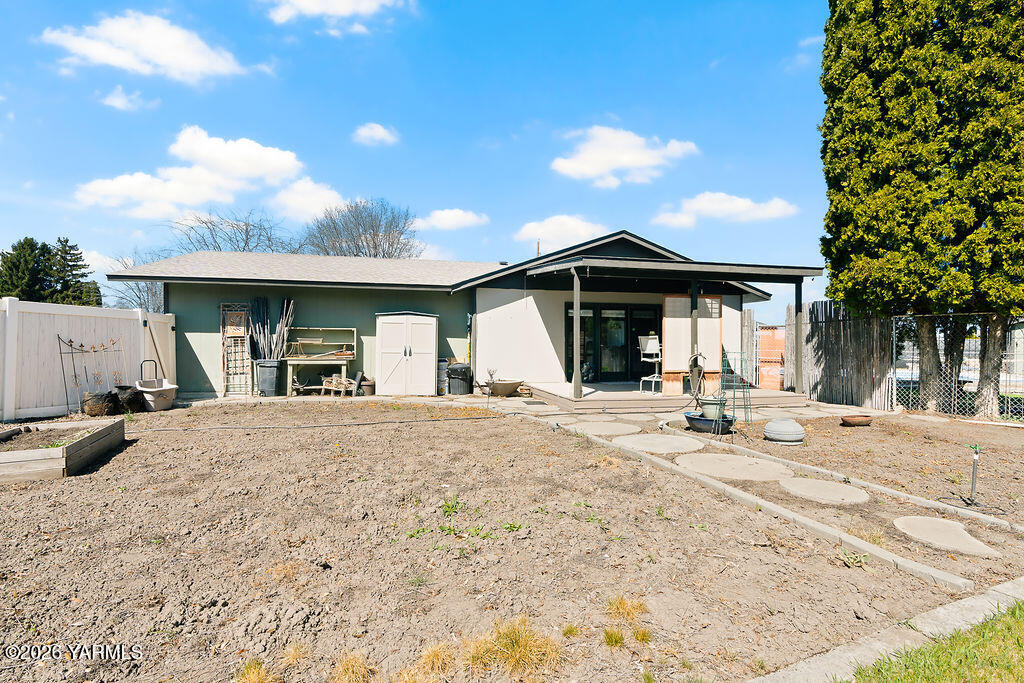 3003 South 79th Avenue Yakima, WA 98903 - Photo 28 of 32 a view of a house with backyard and porch