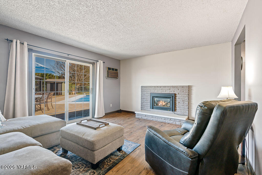 3003 South 79th Avenue Yakima, WA 98903 - Photo 4 of 32 a living room with furniture and a window