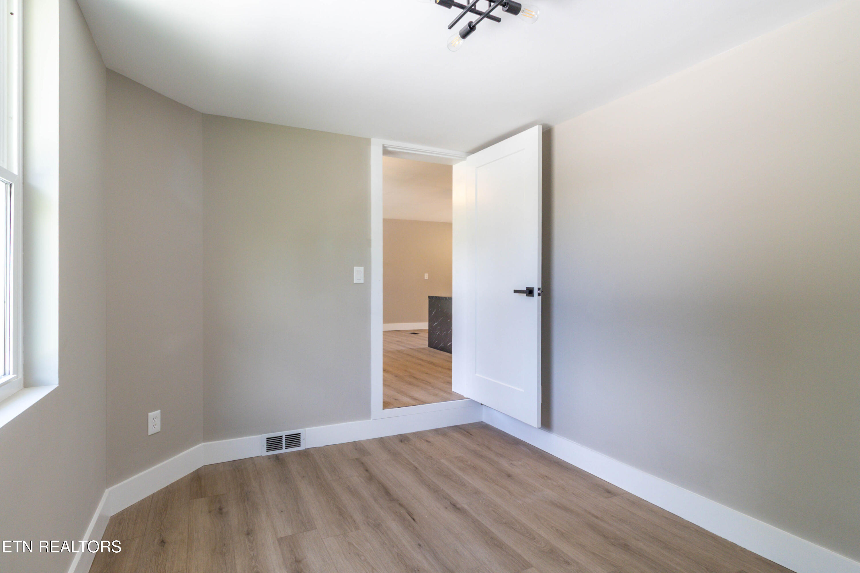 505 Foust Carney Road Powell, TN 37849 - Photo 26 of 41 Guest Room